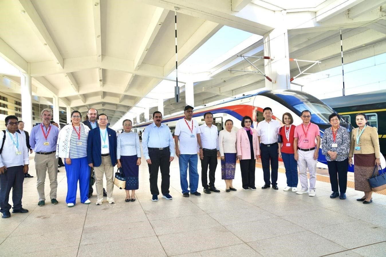東盟議會(huì)聯(lián)盟大會(huì)代表團(tuán)與中老鐵路“瀾滄號(hào)”動(dòng)車合影留念。老中鐵路有限公司供圖