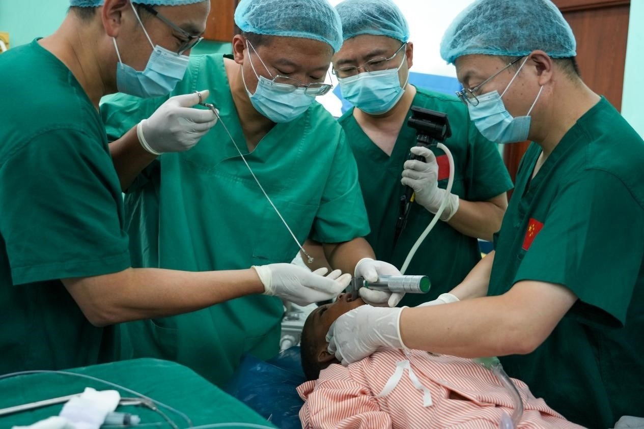 引起患兒窒息的異物被成功取出。中國援桑醫(yī)療隊(duì)供圖