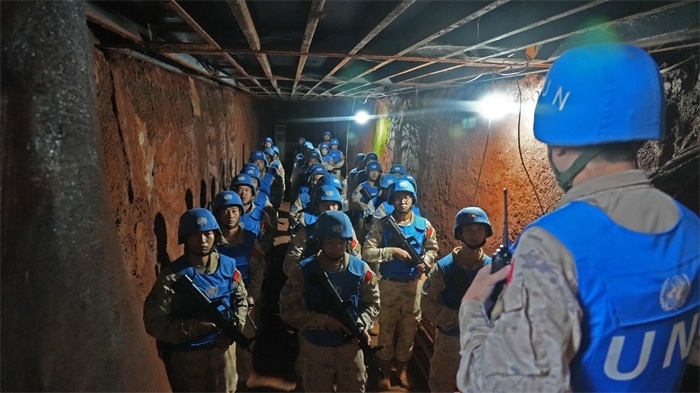 進(jìn)入地下掩體隱蔽。王軍杰攝