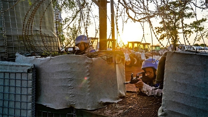 瞭望偵察一線情況。張洪奧攝