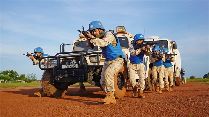 應(yīng)急分隊(duì)?wèi)?zhàn)術(shù)行進(jìn)。張洪奧攝