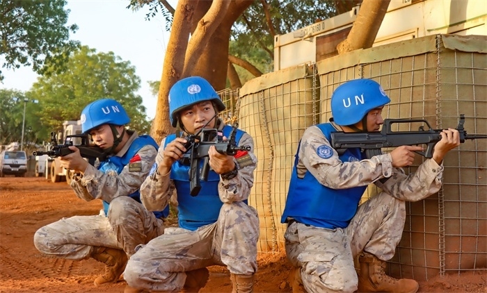 匯報(bào)一線偵察情況。王軍杰攝