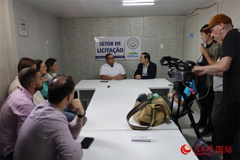 巴西東北部北里奧格蘭德州若昂卡馬拉市市長馬諾埃爾·貝爾納接受聯(lián)合采訪團采訪。 人民網(wǎng)記者 時元皓攝