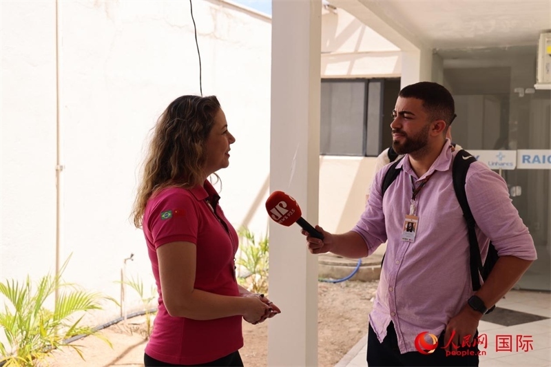 國網(wǎng)巴電文化中心負責人達尼埃拉·帕戈托接受參加聯(lián)合采訪團的巴西記者采訪。 人民網(wǎng)記者 時元皓攝