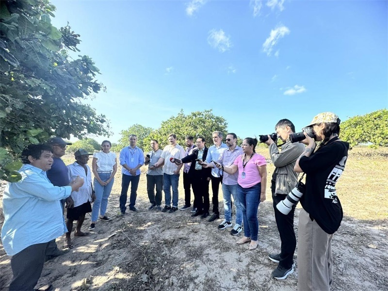 聯(lián)合采訪團正在采訪中國企業(yè)在若昂卡馬拉市的扶貧開放項目 。孫佳攝