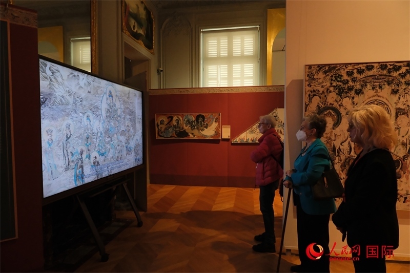 觀眾在展臺觀看錄像講解。人民網(wǎng)記者 尚凱元攝