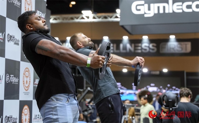 觀眾參加舉重物比賽。人民網(wǎng)中東中心分社塔里克·易卜拉欣攝