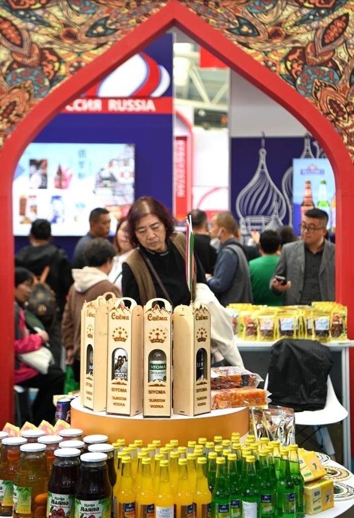 10月25日，觀眾在楊凌農(nóng)高會上合組織國家農(nóng)業(yè)展區(qū)了解農(nóng)產(chǎn)品。新華社記者 鄒競一 攝