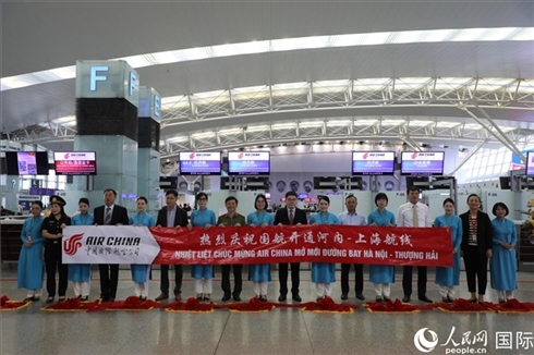 中國(guó)駐越南大使館經(jīng)商處參贊李振民等兩國(guó)嘉賓為儀式剪彩。 人民網(wǎng)記者 楊曄攝