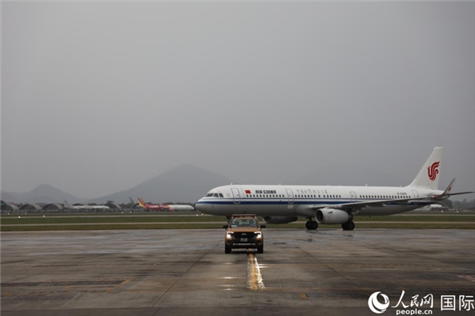 國(guó)航上?！觾?nèi)首班飛機(jī)抵達(dá)河內(nèi)內(nèi)排機(jī)場(chǎng)。人民網(wǎng)記者 楊曄攝