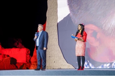 丹尼（左一）在“何以中國·五星出東方”網(wǎng)絡(luò)主題宣傳活動(dòng)現(xiàn)場演講。人民視頻供圖