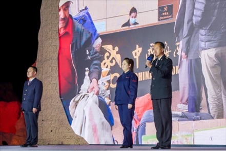 張曉波（右一）在“何以中國·五星出東方”網(wǎng)絡(luò)主題宣傳活動現(xiàn)場演講。人民視頻供圖