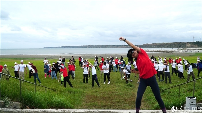 開跑前的熱身運(yùn)動(dòng)。人民網(wǎng) 蔣曉辰攝