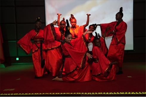 孔子學(xué)院的學(xué)生表演中國舞《昭君出塞》。主辦方供圖