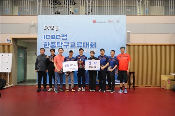 獲得第一名的隊(duì)伍與頒獎(jiǎng)嘉賓一起合影留念。首爾中國(guó)文化中心供圖