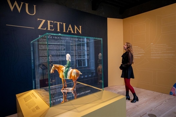 圖為觀眾在參觀“一代女皇武則天展”。（中華人民共和國駐荷蘭王國大使館供圖）