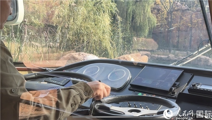 鄭州銀基動物王國水陸兩棲觀光車駕駛室。人民網(wǎng) 謝瑩攝