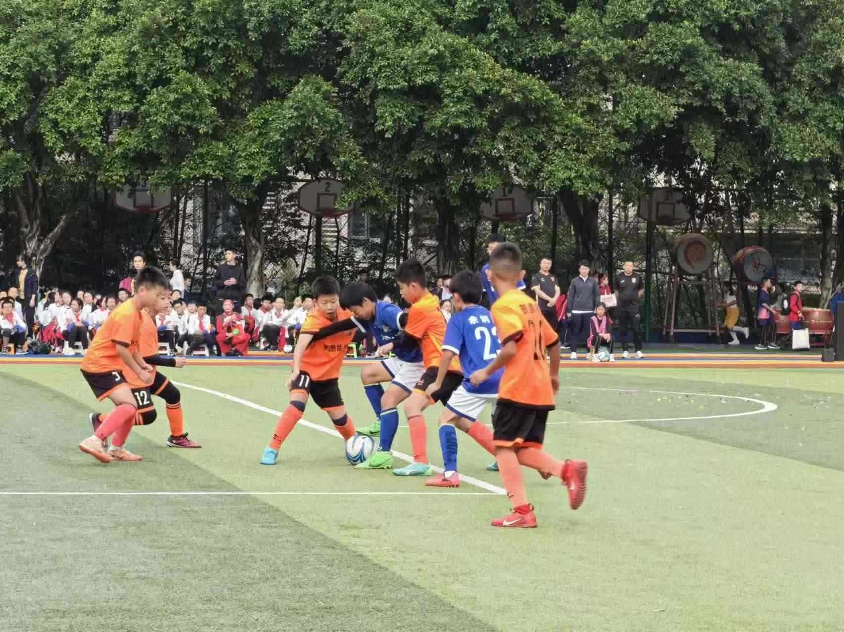 珊瑚魯能小學(xué)的學(xué)生們在進行足球比賽。 人民網(wǎng)記者 楊磊攝