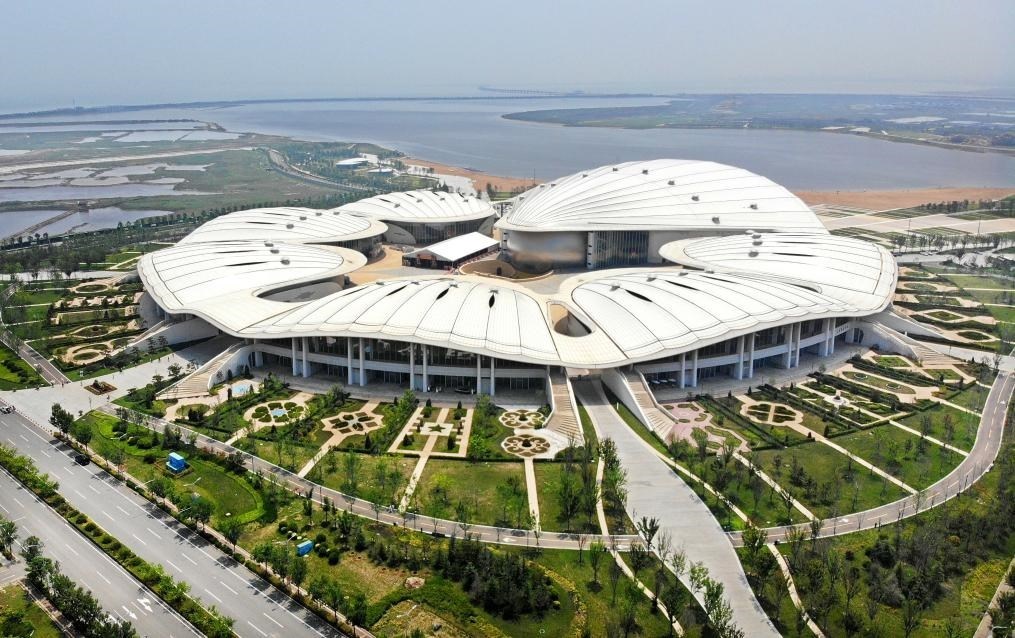 位于中國(guó)—上海合作組織地方經(jīng)貿(mào)合作示范區(qū)的青島·上合之珠國(guó)際博覽中心（2024年7月18日攝，無(wú)人機(jī)照片）。新華社記者李紫恒 攝