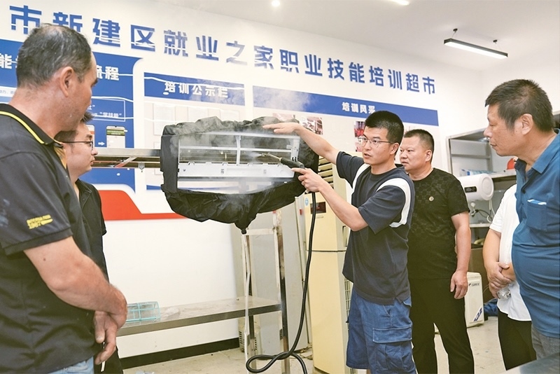 黨的二十屆三中全會強調(diào)，要健全終身職業(yè)技能培訓(xùn)制度。圖為2024年9月12日一位老師在給學(xué)員進行家電清洗技術(shù)培訓(xùn)。 新華社記者 萬象/攝