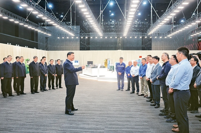 2024年10月17日至18日，中共中央總書記、國家主席、中央軍委主席習(xí)近平在安徽考察。這是17日下午，習(xí)近平在合肥濱湖科學(xué)城考察時(shí)，同現(xiàn)場科研人員和企業(yè)負(fù)責(zé)人親切交流。 新華社記者 鞠鵬/攝