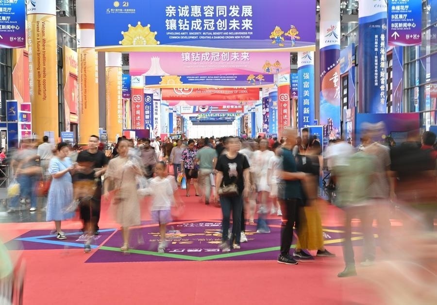 2024年9月28日，觀眾在廣西南寧市舉行的第21屆中國—東盟博覽會上參觀。新華社記者 周華 攝