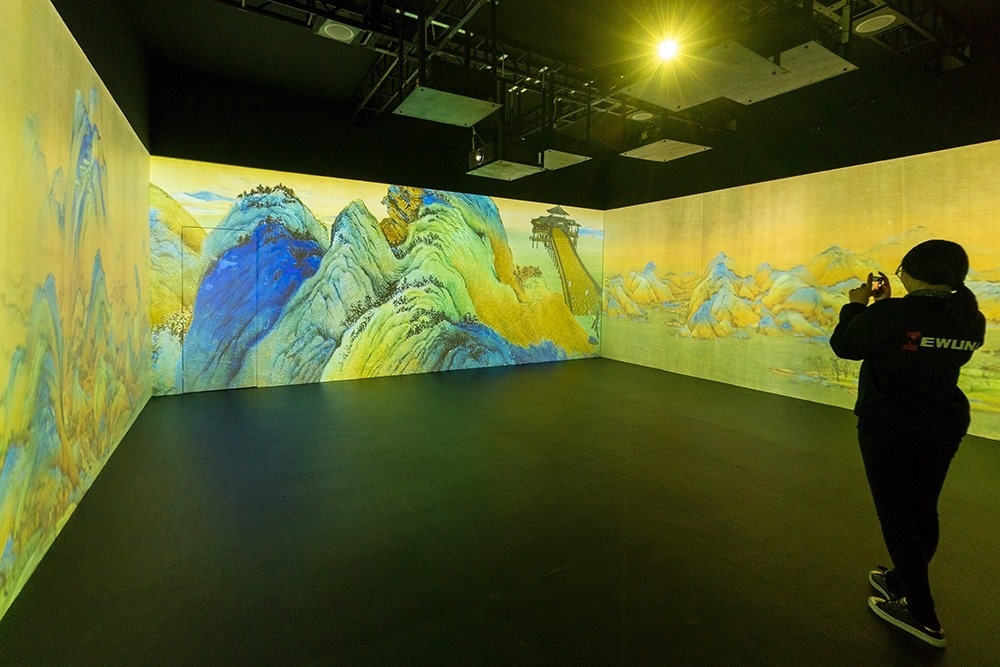 2019年1月29日，上海，市民在“千里江山圖科技藝術展”上參觀北宋名畫《千里江山圖》的AR全景展示并打卡拍照。