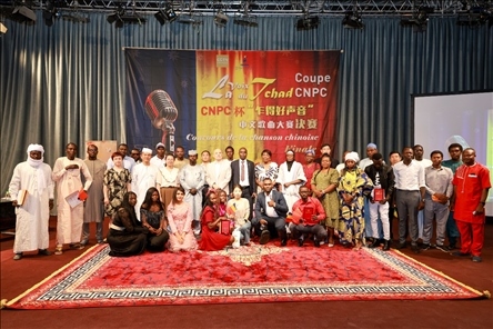 選手、評委、組委會工作人員共同與頒獎嘉賓合影。中國石油非洲公司供圖