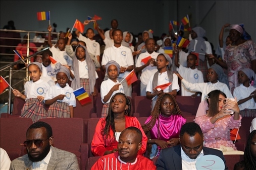 現(xiàn)場觀眾與決賽選手熱情互動。中國石油非洲公司供圖