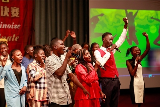 孔子學院的同學們演唱中文歌曲《明天會更好》。中國石油非洲公司供圖