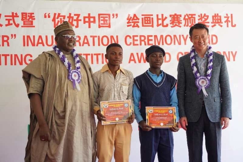 中國駐尼日利亞大使于敦海（右一）等為獲獎學生頒獎 尼日利亞中國文化中心供圖