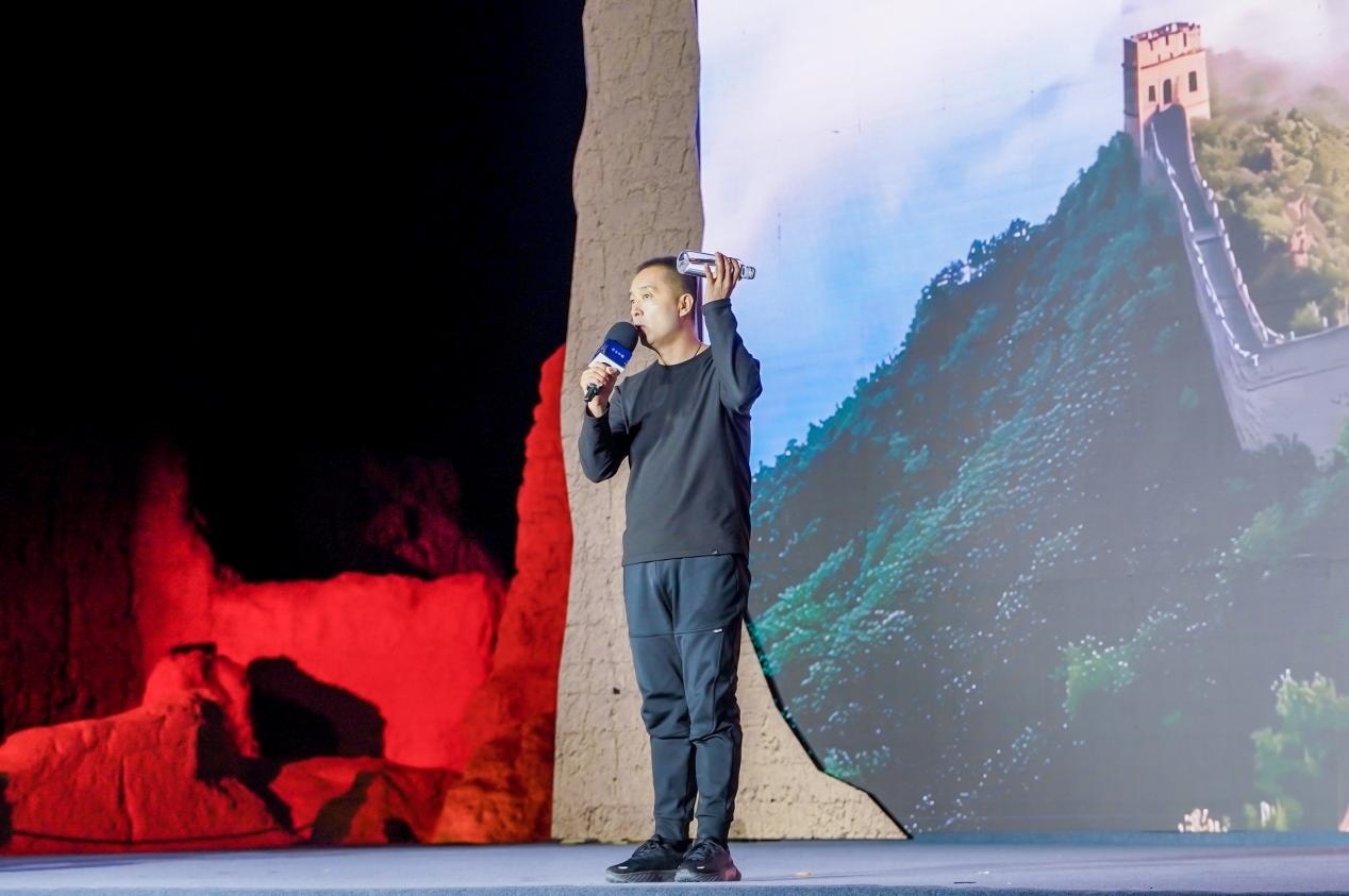 李剛在“何以中國(guó)·五星出東方”網(wǎng)絡(luò)主題宣傳活動(dòng)現(xiàn)場(chǎng)演講。人民視頻供圖