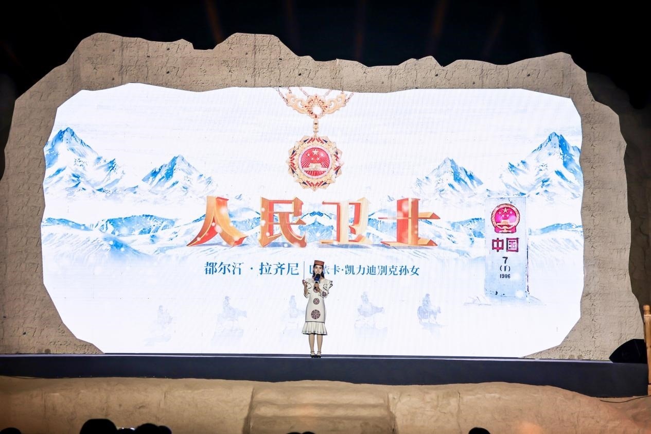 都爾汗·拉齊尼在“何以中國(guó)·五星出東方”網(wǎng)絡(luò)主題宣傳活動(dòng)現(xiàn)場(chǎng)演講。人民視頻供圖