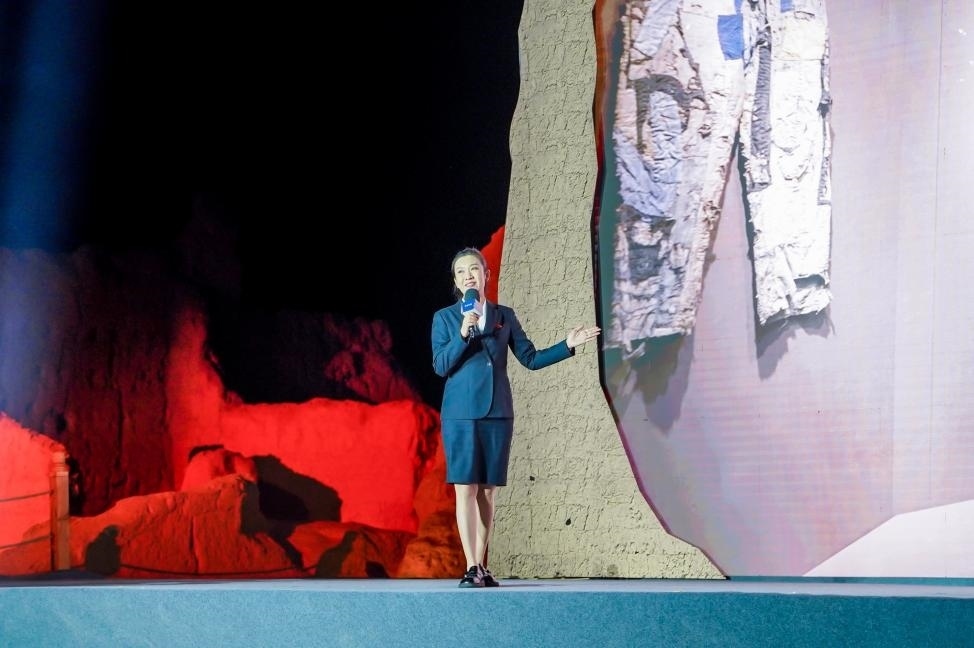 顧晨葉在“何以中國(guó)·五星出東方”網(wǎng)絡(luò)主題宣傳活動(dòng)現(xiàn)場(chǎng)演講。人民視頻供圖