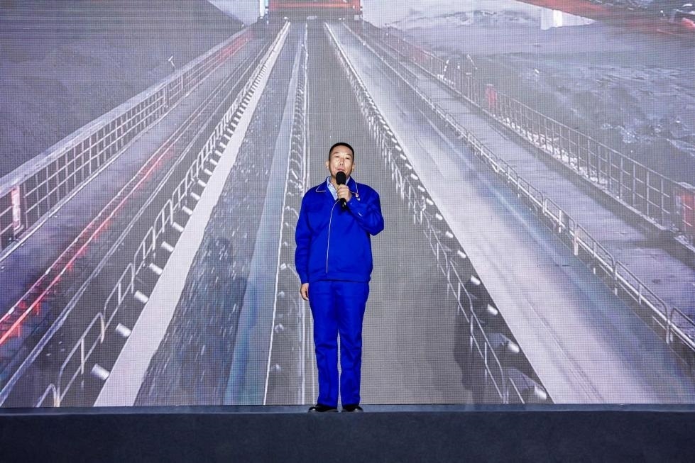 邵旭鵬在“何以中國(guó)·五星出東方”網(wǎng)絡(luò)主題宣傳活動(dòng)現(xiàn)場(chǎng)演講。人民視頻供圖