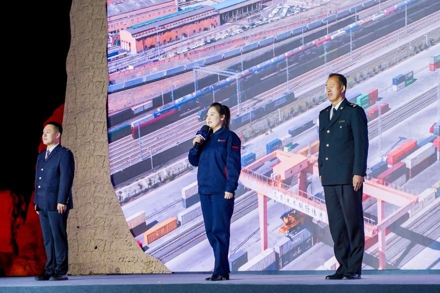 早吾扎?哈力賽（左二）在“何以中國(guó)·五星出東方”網(wǎng)絡(luò)主題宣傳活動(dòng)現(xiàn)場(chǎng)演講。人民視頻供圖