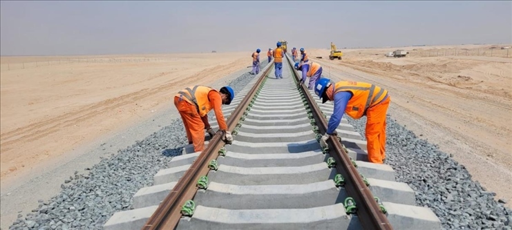 阿提哈德鐵路二期A標(biāo)項(xiàng)目施工中。中建中東供圖