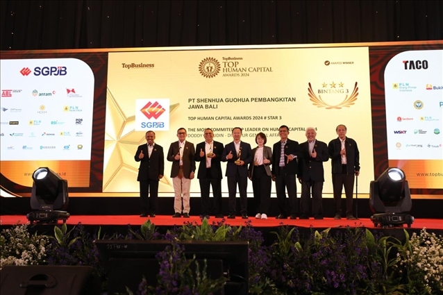 國能印尼爪哇發(fā)電公司董事長趙志剛（左四）與其他獲獎?wù)吆嫌?。國能印尼爪哇發(fā)電公司供圖