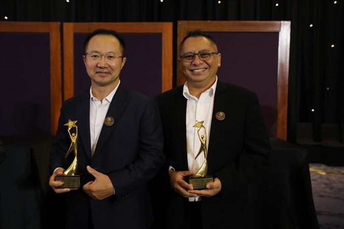 趙志剛與多迪獲獎后合影。國能印尼爪哇發(fā)電公司供圖