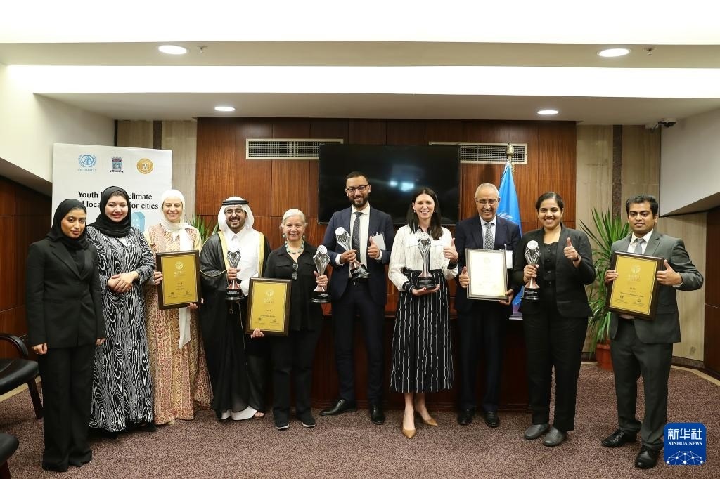 10月31日，在埃及亞歷山大，獲得第二屆全球可持續(xù)發(fā)展城市獎(jiǎng)（上海獎(jiǎng)）的城市代表合影。新華社記者 王東震 攝
