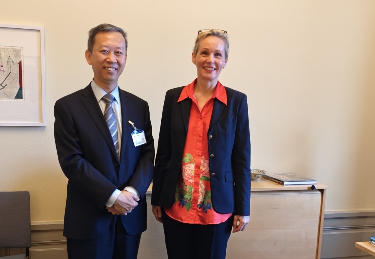 中國駐瑞典大使崔愛民會見瑞典外交部外貿(mào)總司長米蘭德。中國駐瑞典大使館供圖