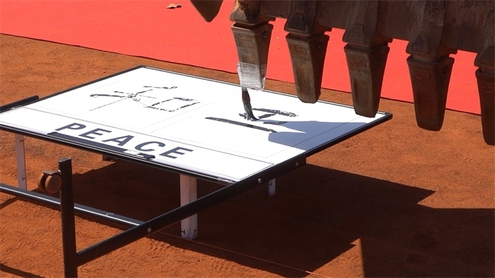 工程機械表演寫書法。王皓宇攝