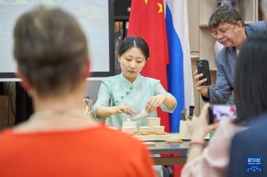 這是11月2日在俄羅斯符拉迪沃斯托克的活動(dòng)現(xiàn)場拍攝的茶藝表演。新華社發(fā)（郭飛洲攝）