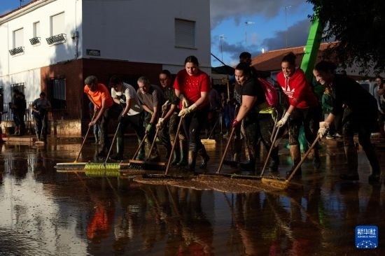 11月2日，居民在西班牙烏鐵爾清理房屋。新華社記者 孟鼎博 攝