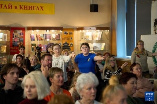 11月2日，來賓在俄羅斯符拉迪沃斯托克的活動(dòng)現(xiàn)場模仿八段錦的動(dòng)作。新華社發(fā)（郭飛洲攝）