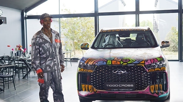 Samurai Farai和其汽車噴繪作品。人民網(wǎng) 張茜攝