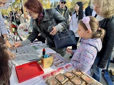 活動(dòng)現(xiàn)場(chǎng)外賓體驗(yàn)中國(guó)書法。 中國(guó)駐保加利亞大使館供圖。