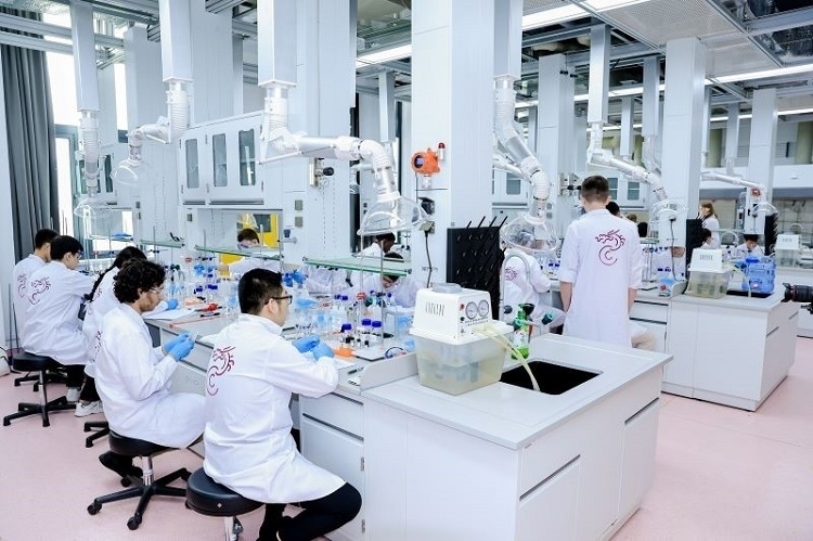 中外學(xué)生同堂做實(shí)驗(yàn)。深北莫供圖