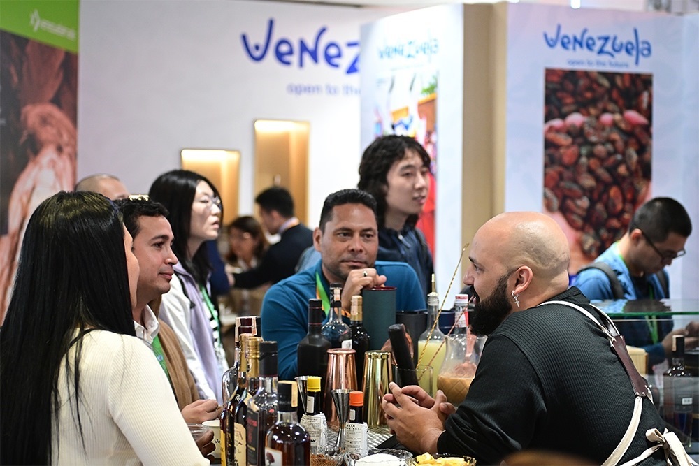 2023年11月9日，上海，觀眾在進博會委內瑞拉館參觀、交流、洽談。