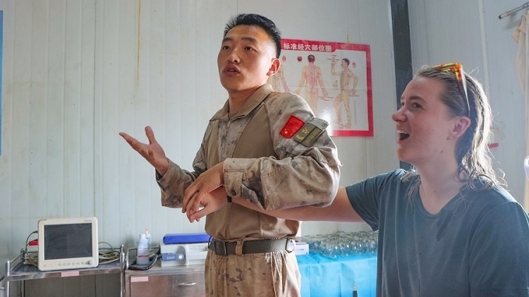 體驗(yàn)中醫(yī)針灸。羅詩(shī)穎攝